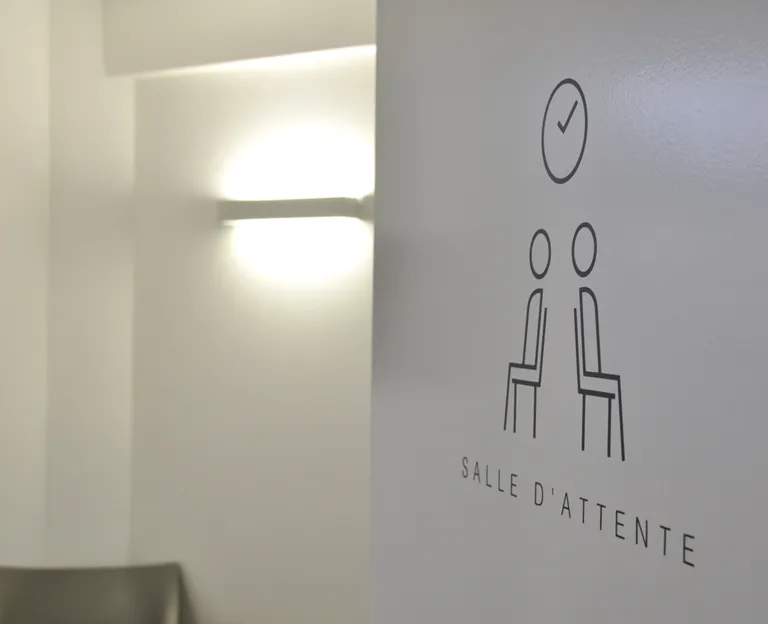 Salle d'attente du cabinet dentaire Esvan Beucher. Signalétique par ghgraphique.com